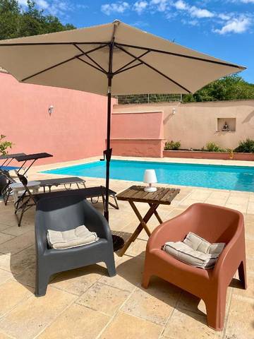 Chambre d’hôte pour 2 personnes, avec vue ainsi que jardin et piscine à Belvèze