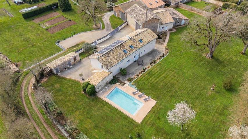 Location de vacances pour 12 personnes, avec piscine ainsi que jacuzzi et jardin à Saint-Sauvant (Vienne)