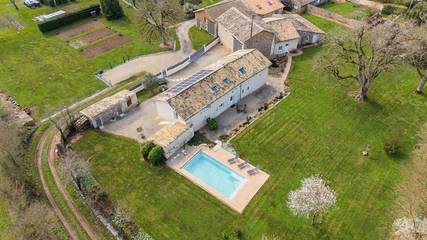 Location de vacances pour 12 personnes, avec jardin et piscine à Saint-Sauvant (Vienne)