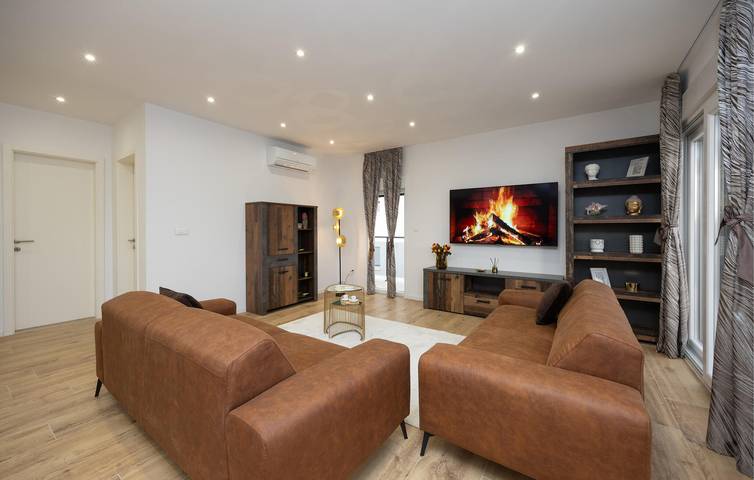 Geräumige 250 m² große Wohnung mit Pool, Terrasse und Zugang zum 1,5 km entfernten Strand in Split, Split-Dalmatien
