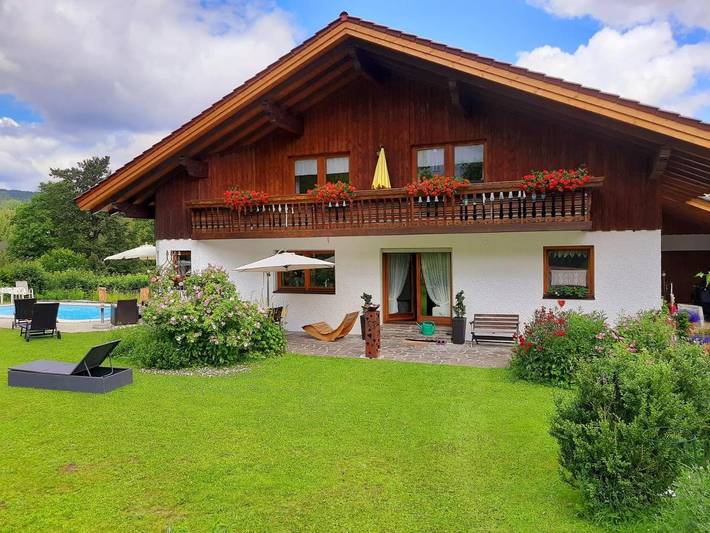 Ferienwohnung für 2 Personen, mit Balkon und Terrasse sowie Garten und Pool