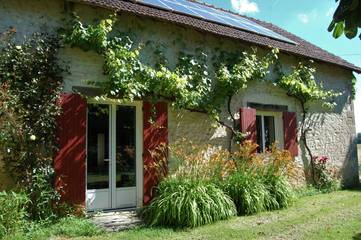 Gîte pour 6 personnes, avec terrasse ainsi que jardin et piscine en Dordogne