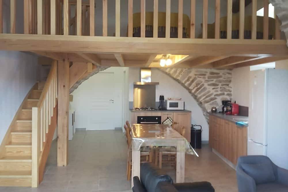 Le P'tit Pelet, a house in the heart of the rocks in Fraissinet-de-Fourques, Cevenas