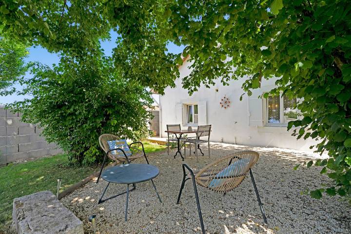 Bed and Breakfast 'Chambre Opaline' with Private Terrace, Private Garden and Wi-Fi in Marennes, Côte de Beauté