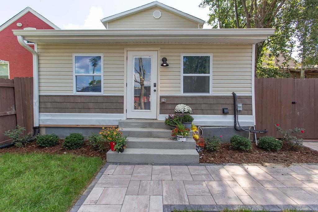 Modern downtown 4-Br/3 bath spacious home with free on site parking, sleeps 10 in New Albany, Indiana