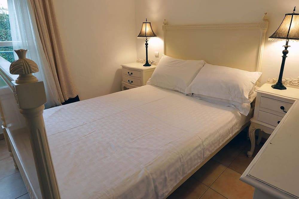 Swimming pool and private garden with full internet access in La Môle, Draguignan region