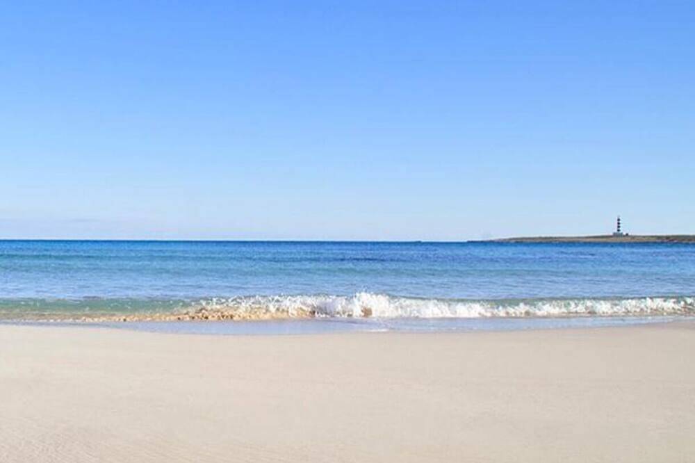 Ideal family home, 100 m walk from the beach, all shops and activities. in Punta Prima, Sant Lluís