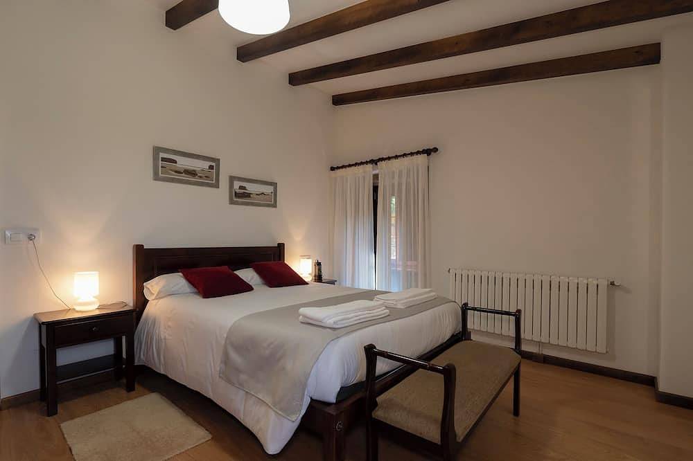 Casa rural con finca al lado del río, a 5 minutos de la Catedral ( mascotas si) in Santiago de Compostela, Provincia de La Coruña