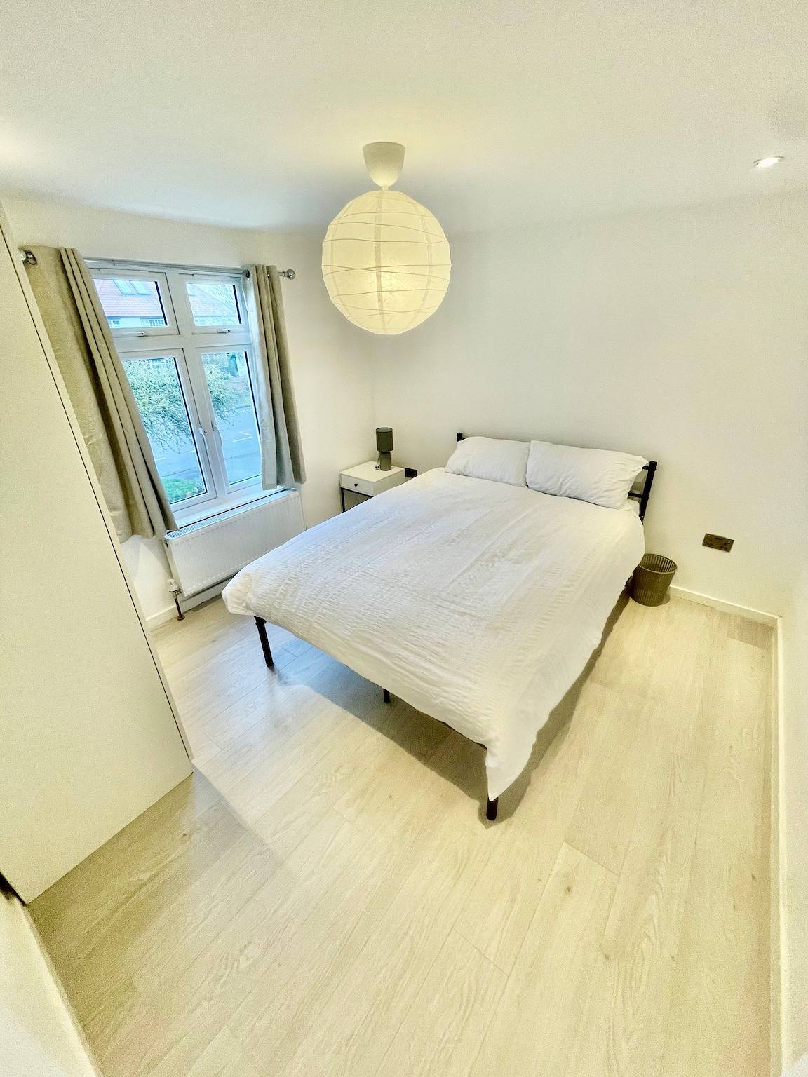 Entire holiday apartment, 2 Bed Flat - Sleeps 5 - Parking - Wifi in King's Hedges Ward, Cambridge