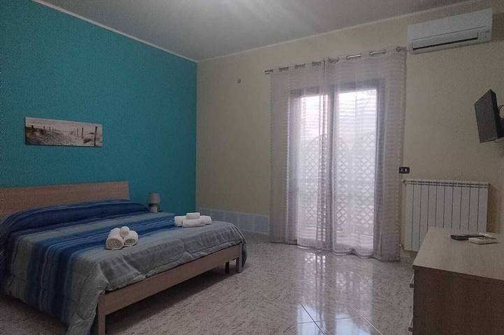 Gîte pour 4 personnes, avec terrasse dans Gallico Marina - 3