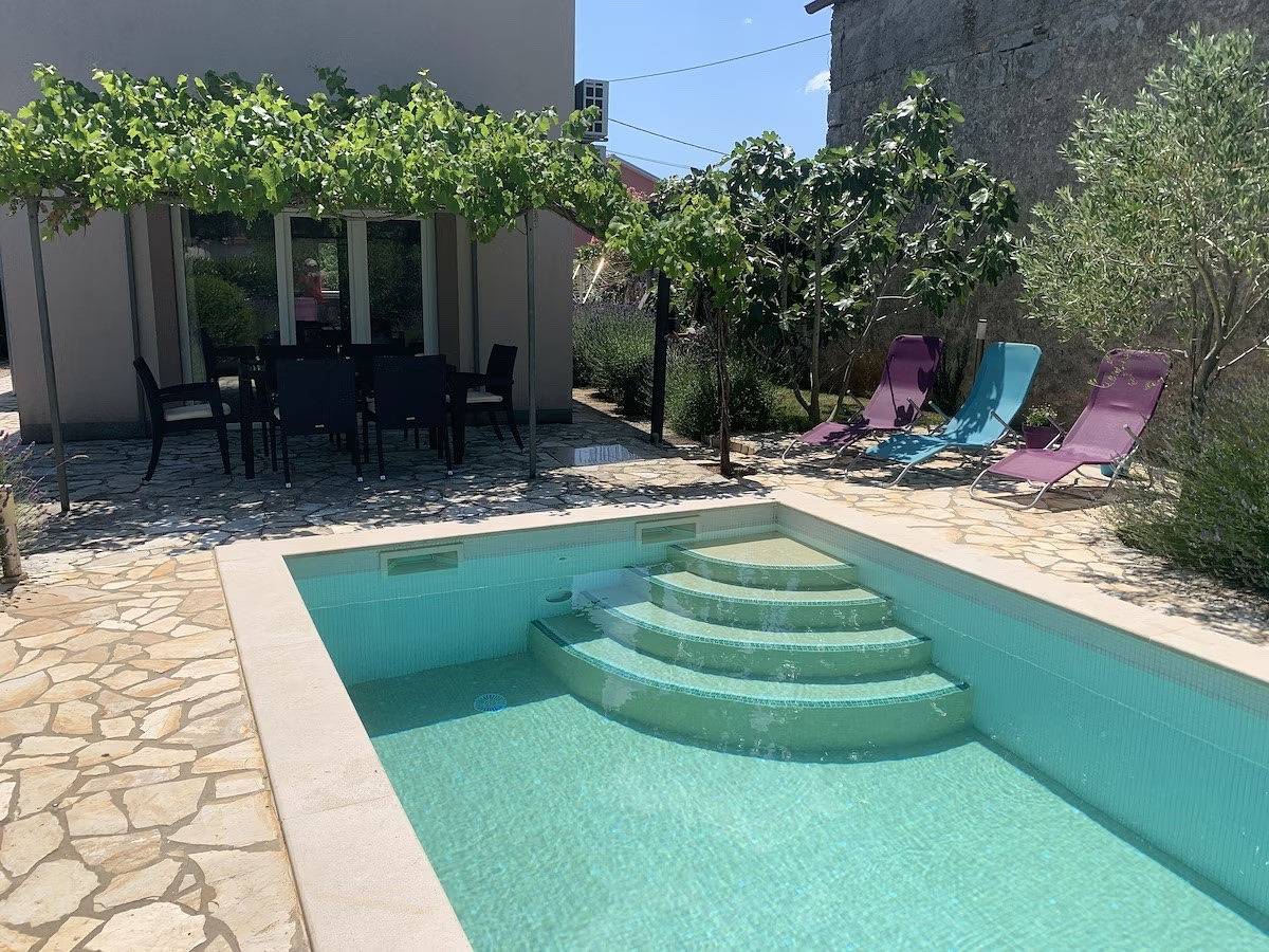 Luxuriöse Villa mit Pool in einer grünen Oase. in Lakmartin, Krk