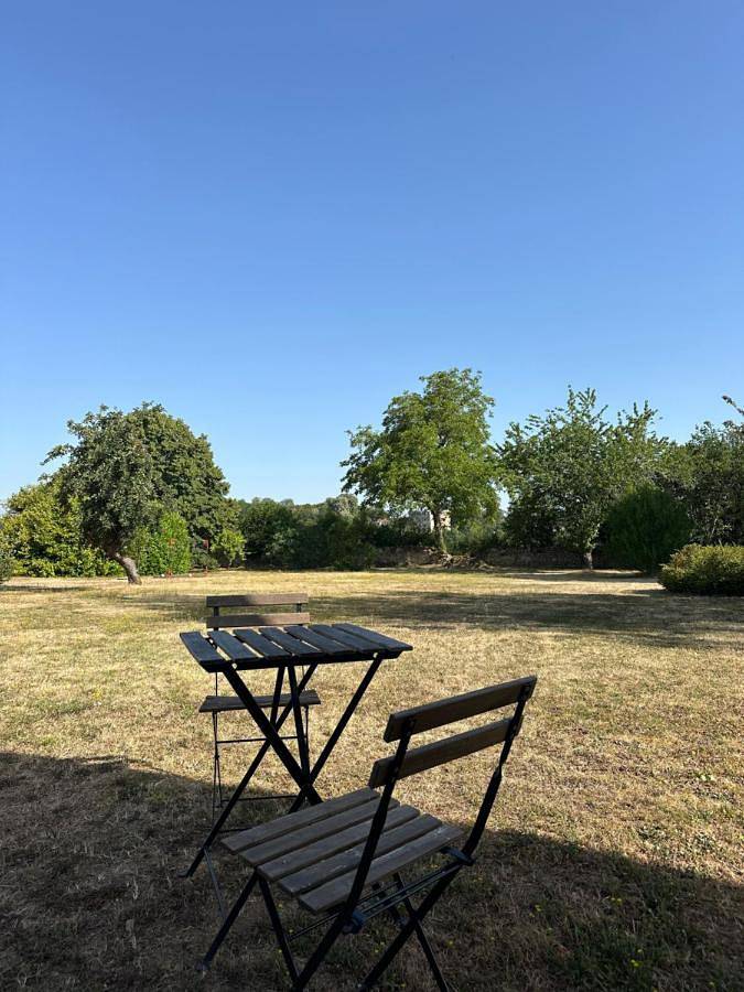 Location de vacances pour 2 personnes, avec Terrasse et Jardin ainsi que Piscine et Vue à La Chapelle-Faucher - 3