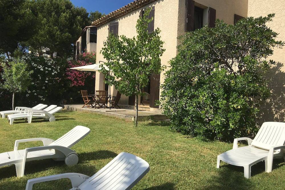 Entire apartment, Beautiful Studio in a large Provencal Villa - Swimming pool in Sausset-les-Pins, Istres region