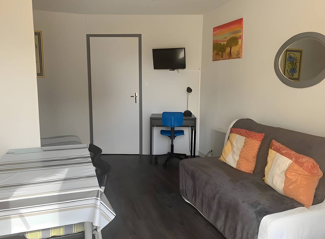 Studio entier, Studio « Le Laurier » avec terrasse privée, jardin commun et Wi-Fi in Lherm, Haute-Garonne