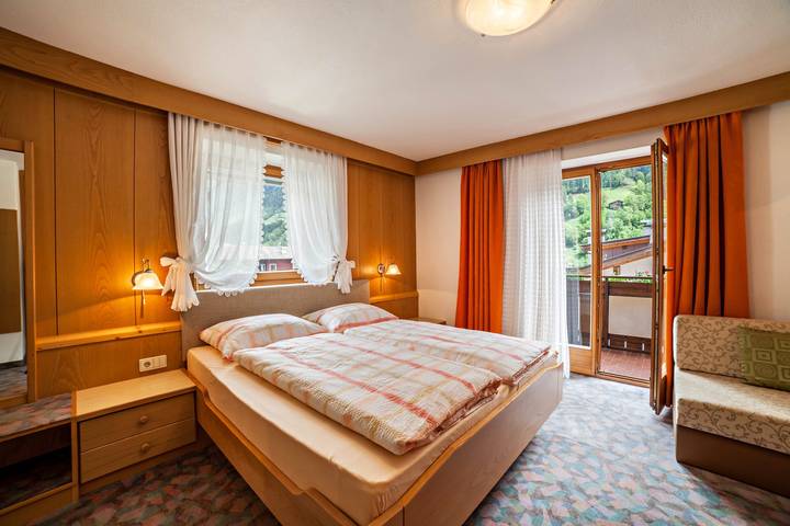 Entire apartment, Vacation Apartment "Moosmair 1" with Mountain View, Wi-Fi, Terrace & Garden in St. Martin in Passeier, Passeiertal