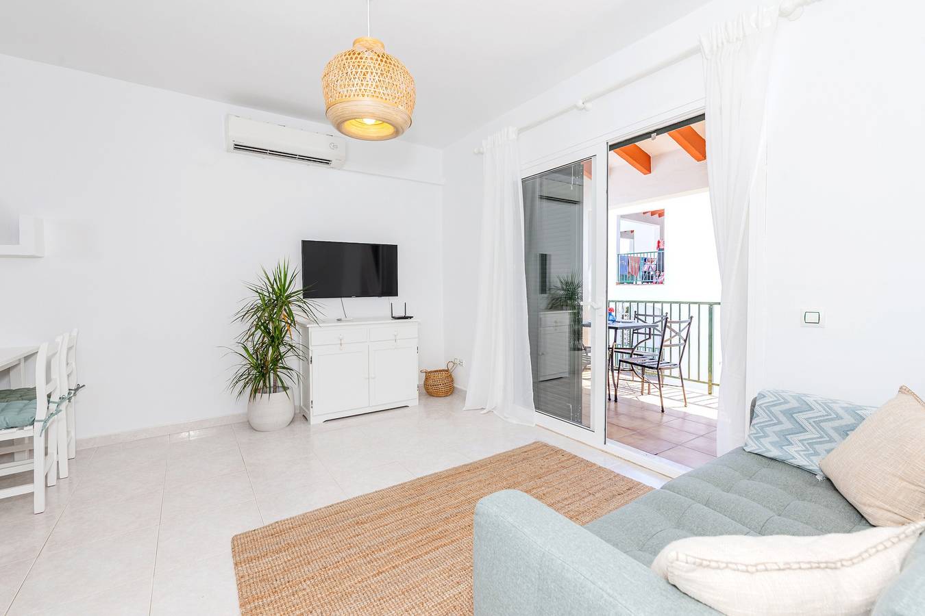 Appartement entier, Appartement "Biniforcat 28" avec vue sur le jardin, Wi-Fi et climatisation in Cala Blanes, Ciutadella