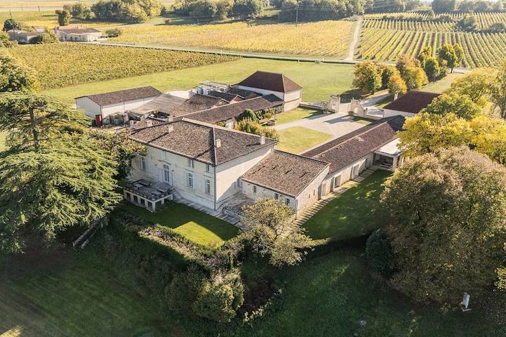 Location de vacances pour 12 personnes, avec jacuzzi et jardin à Grézillac