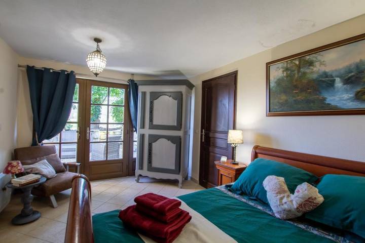 Chambre d’hôte pour 2 personnes, avec Terrasse et Jardin ainsi que Piscine et Vue à Bourrou