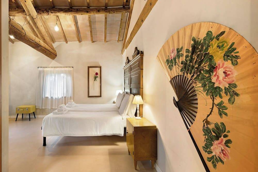 Villa 'Il Bozzolo Boutique Apt Mimosa Mimosa' where Relaxation meets Design in Valeggio sul Mincio, Verona Province
