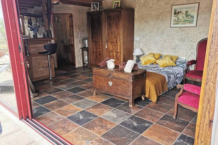 Gîte pour 2 personnes, avec Terrasse ainsi que Jardin et Piscine à BIO - 2