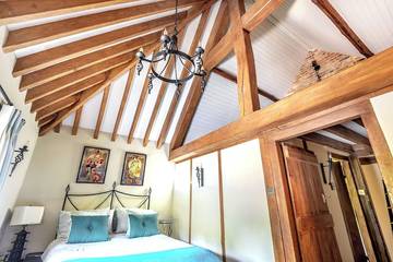 Log Cabin for 8 People in Surrey, South East England, Photo 1