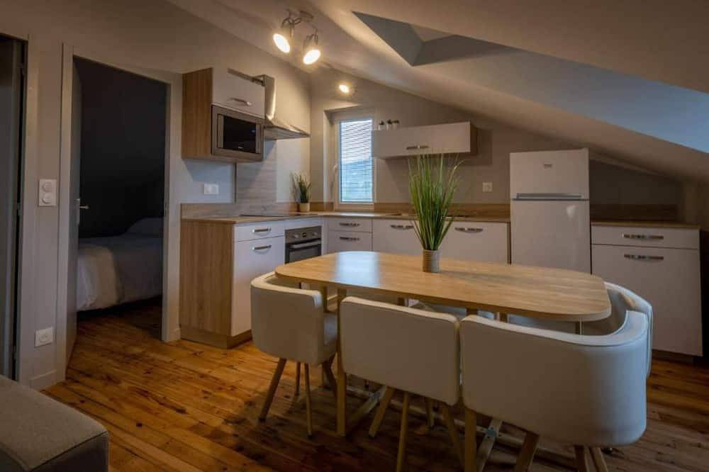 Entire apartment, Apartment 6 people air-conditioned family type 2 bedrooms + sofa bed Puy de Dôme 301 in Châtel-Guyon, Riom region
