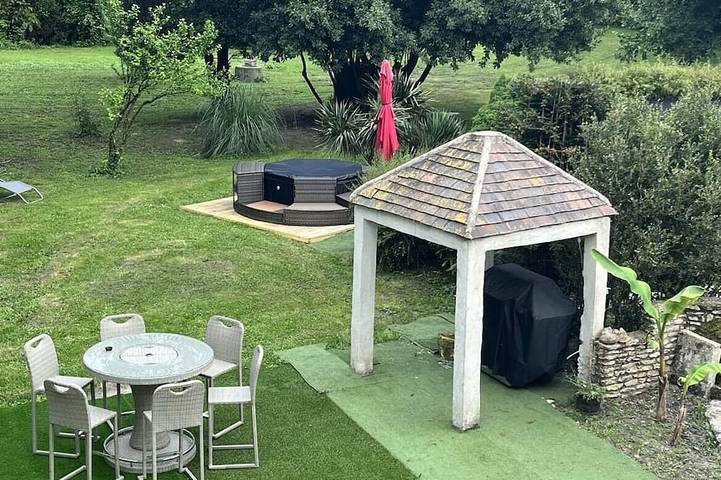 Gîte pour 11 personnes, avec Jacuzzi ainsi que Terrasse et Jardin à Amboise