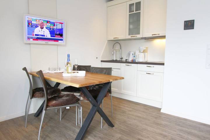 Ganze Wohnung, Modern eingerichtetes Ferienappartement auf 2 Ebenen im Herzen von Wenningstedt in Wenningstedt, Sylt