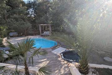 Cottage pour 7 personnes, avec balcon ainsi que jacuzzi et jardin à Villelaure