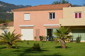 Cottage pour 4 personnes, avec terrasse ainsi que piscine et jardin à Santa-Maria-Poggio
