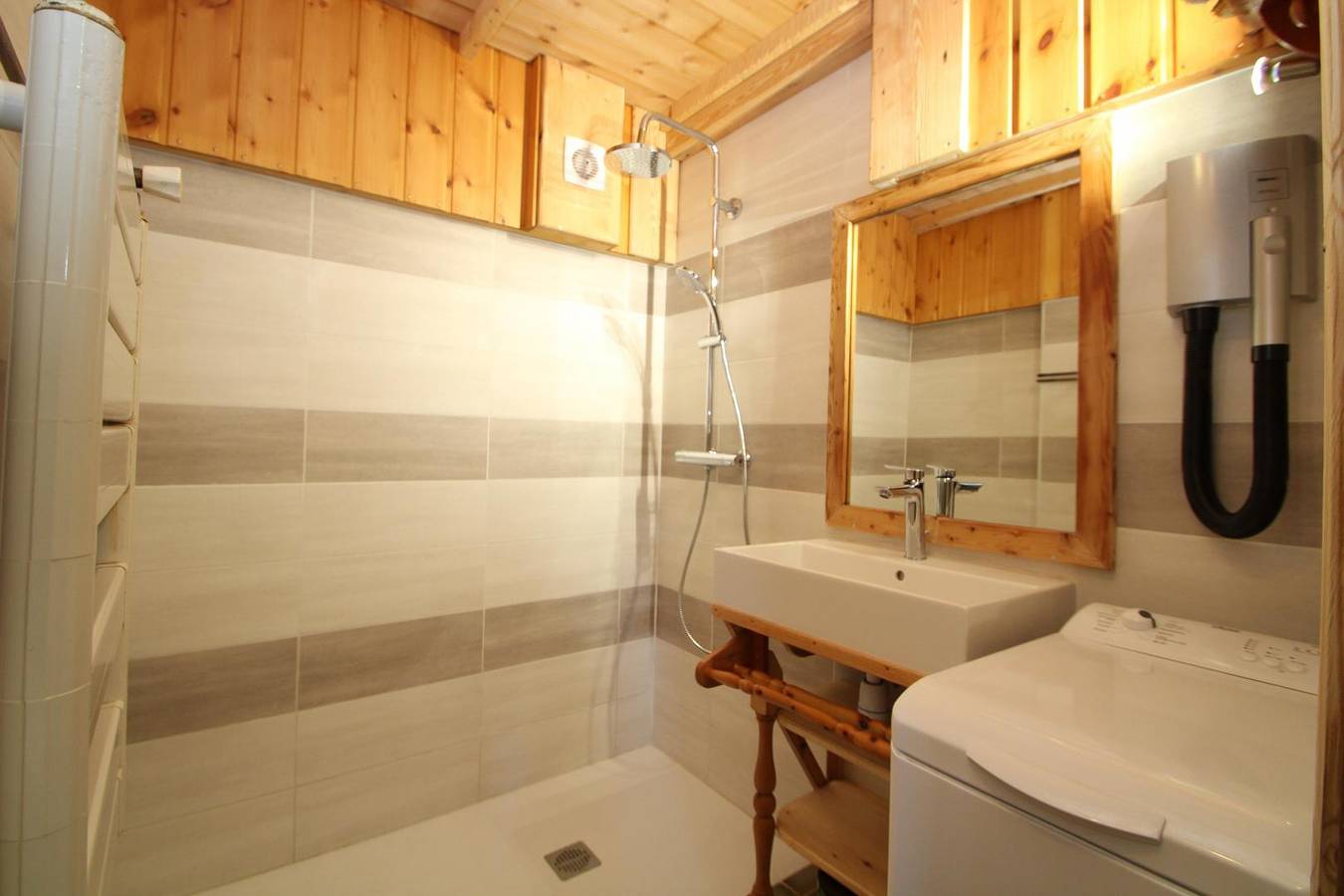 Gîte confortable avec parking, jardin et grill, près des pistes de ski in Vars (station de ski), Vars
