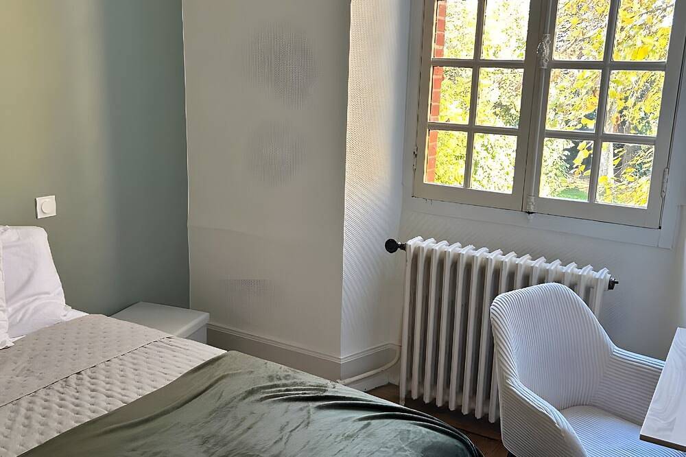 Entire apartment, Room \"Room 4\" with Shared Terrace, Communal Garden and Wi-Fi in Vic-en-Bigorre, Hautes-Pyrénées