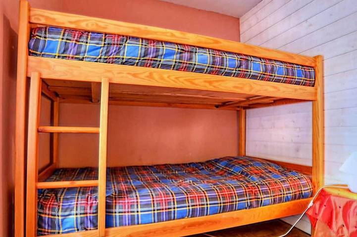 Location de vacances pour 5 personnes, avec terrasse ainsi que jardin et piscine à Montaigu-les-Bois - 3