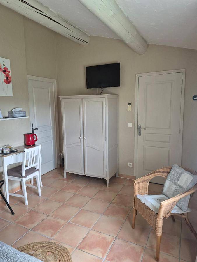 Chambre d’hôte pour 2 personnes, avec piscine et jardin ainsi que terrasse et vue à L'Isle-sur-la-Sorgue - 2