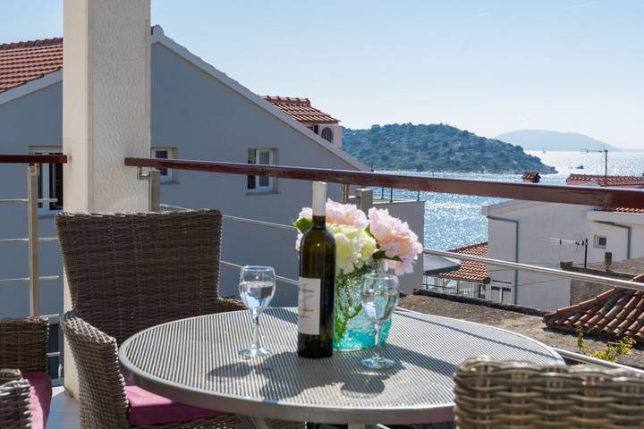 Gîte pour 6 personnes, avec Vue sur l’océan ainsi que Balcon/Terrasse et Vue à Tribunj