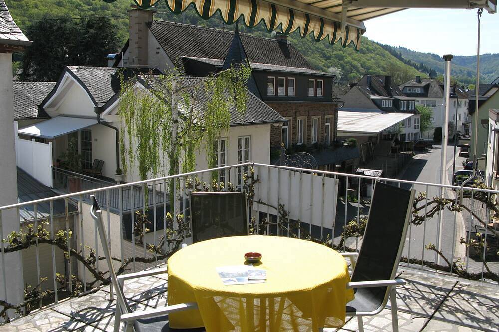 Ganze Wohnung, Ferienwohnung Nikolausberg, gr. Sonnenterrasse in Valwig, 3 km von Cochem in Valwig, Cochem-Zell