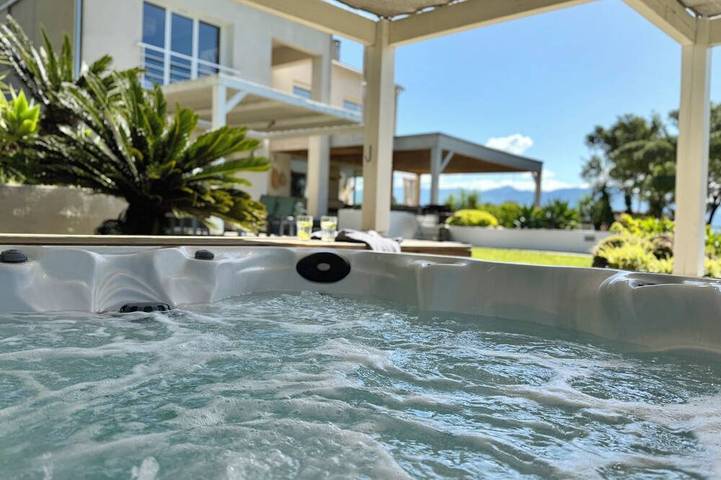 Ferienhaus für 12 Personen, mit Whirlpool und Terrasse sowie Garten in Alata