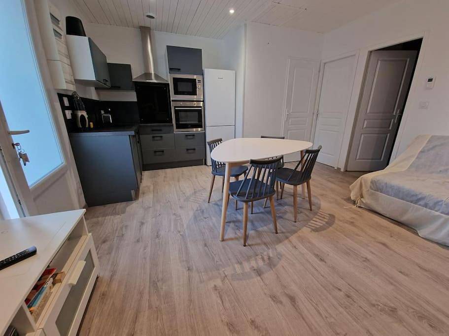 Appartement entier, One-Bedroom Apartment in Brem-sur-Mer, Vallée de la Loire