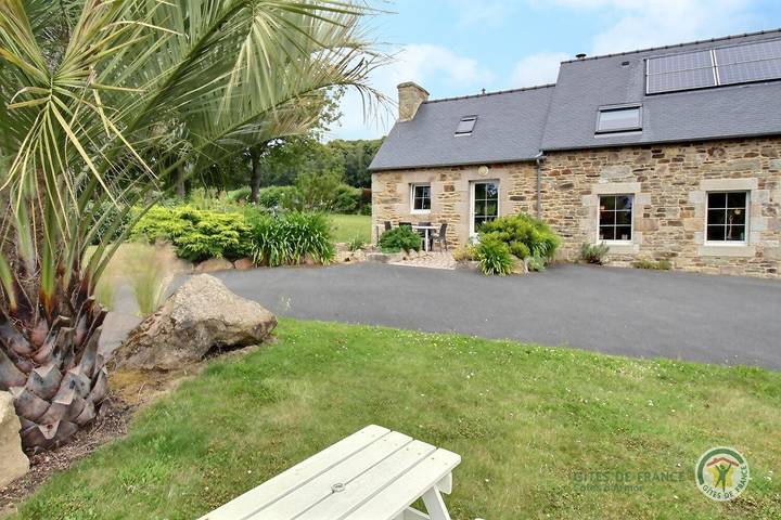 Gîte pour 4 personnes, avec terrasse et jardin à Camlez