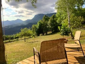 Gîte pour 4 personnes, avec vue et terrasse ainsi que jardin et piscine, animaux acceptés à Piégros-la-Clastre