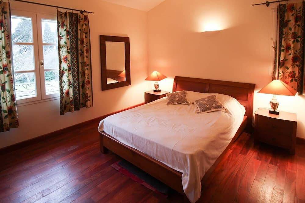 Joli mas provençal climatisé, à Maillane (13), cuisine d'été et piscine chauffée et... in Maillane, Région d'Arles