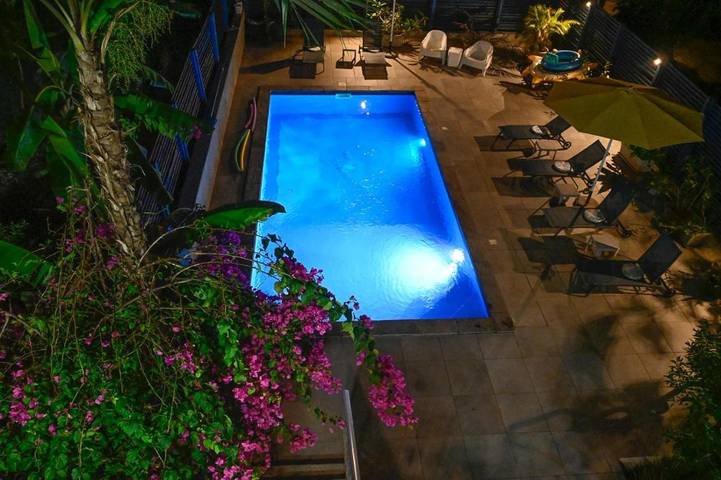 Gîte pour 2 personnes, avec piscine et jardin ainsi que vue et terrasse dans Église catholique de Sainte-Anne