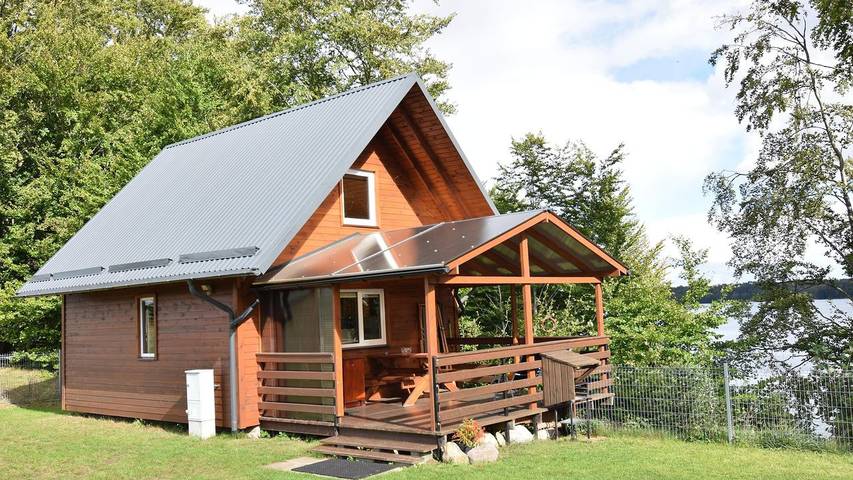Vacation rental for 5 people, with terrace and yard as well as lake view, with pets in Pomerania