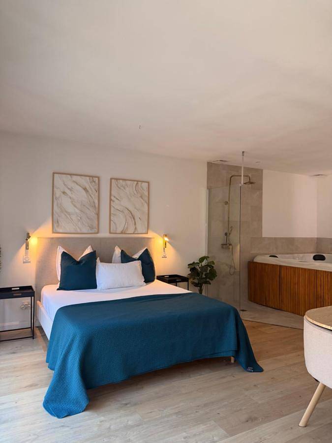 Gîte pour 3 personnes, avec Jacuzzi et Terrasse ainsi que Jardin et Piscine à Bommes