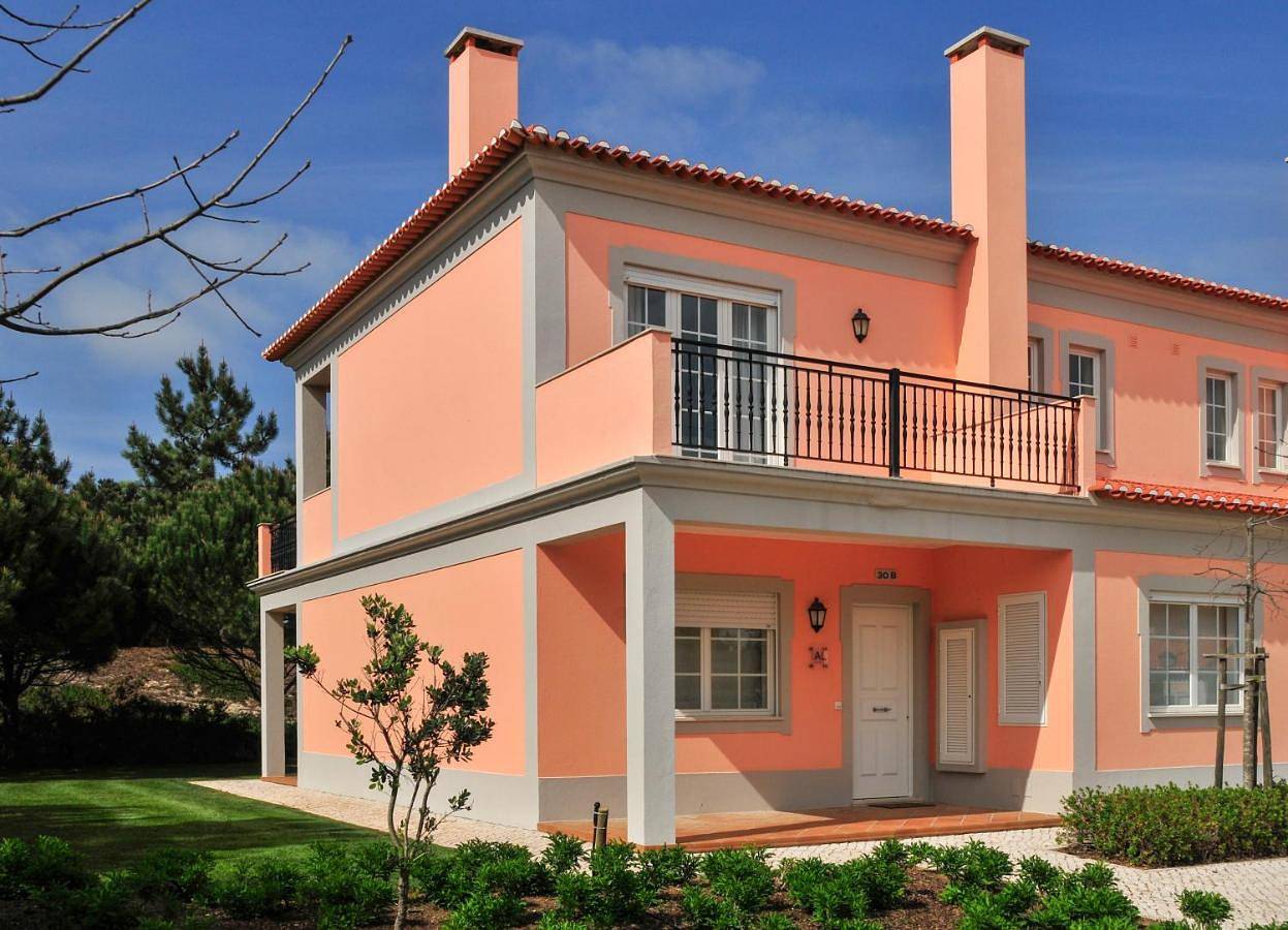 Three-Bedroom Townhouse in Amoreira, Leiria distrito
