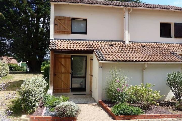 Location de vacances pour 4 personnes, avec piscine et terrasse dans Port de Gourmalon