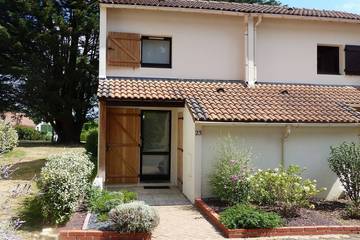Gîte pour 4 personnes, avec terrasse et piscine dans Port de Gourmalon