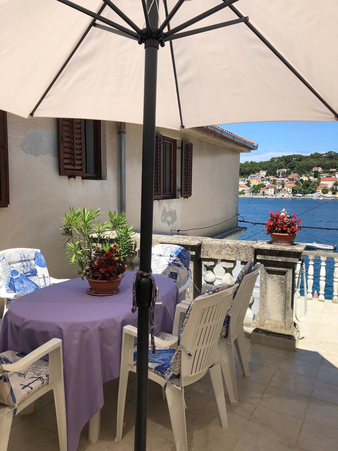 Ganze Wohnung, 3-Zimmer-Ferienwohnung mit Terrasse und Meerblick Mali Losinj, Losinj A-8006-a in Mali Lošinj, Lošinj