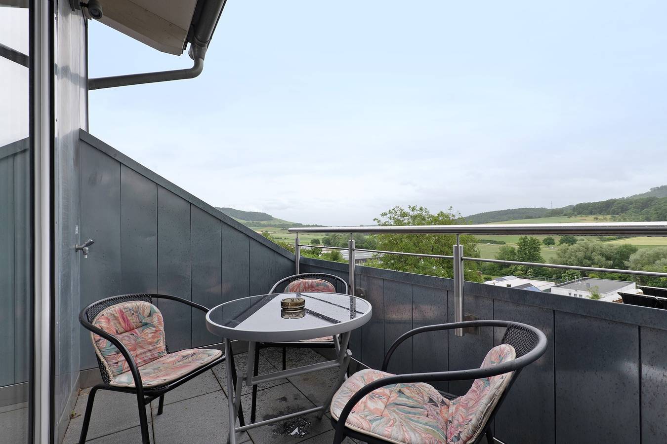 Ganze Wohnung, Ferienwohnung 'Riesling' mit Küchenzeile, Balkon und Wi-Fi in Vaihingen an der Enz, Kraichgau