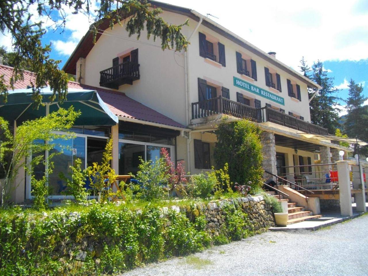 Small Double Room with Private Bathroom in Séranon, Région de Cannes